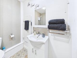 Bijou Abode- bungalow- free private parking and secure cabin - 1