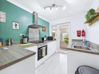 Bijou Abode- bungalow- free private parking and secure cabin - 5