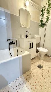 Ultracentral Vintage Apartment Black Church view steps away from Piata Sfatului - 7