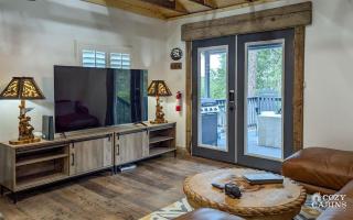 Yvonnies-Super Cool Convenient Comfy & Renovated Cabin - 2