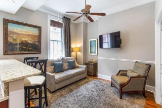 Suites at Bay 2A - William H. Keckley Suite by Lucky Savannah - 7