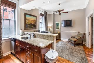 Suites at Bay 2A - William H. Keckley Suite by Lucky Savannah - 4