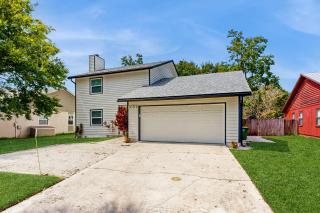 Comfortable retreat with large yard & beautiful furnishings - close to beaches - 3