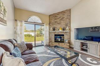 Spacious and quiet home with private patio & enclosed yard - 7