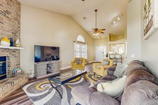 Spacious and quiet home with private patio & enclosed yard - 5