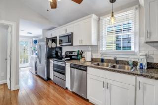 Pineapple Cottage by Lucky Savannah - 2