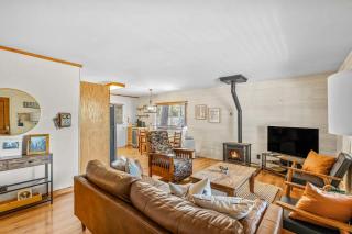 Cozy Munds Park Cabin with Private Hot Tub - 3