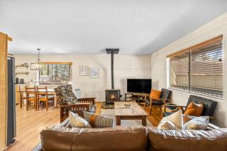 Cozy Munds Park Cabin with Private Hot Tub - 4