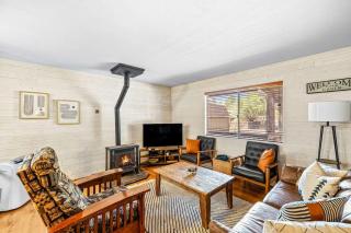 Cozy Munds Park Cabin with Private Hot Tub - 2