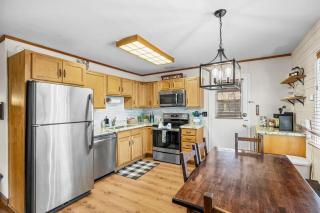 Cozy Munds Park Cabin with Private Hot Tub - 1