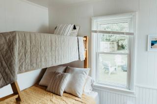 "The Lynn" Modern Urban Stay w/ Backyard - 9