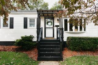 "The Lynn" Modern Urban Stay w/ Backyard - 7