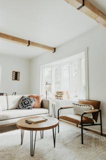 "The Lynn" Modern Urban Stay w/ Backyard - 4