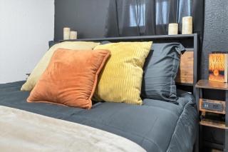 Queen Bed - Walk to Stadium - Newly Rennovated - 3