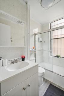 Elegant 2 Bedroom Unit Near Chinatown - 9