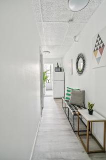 Elegant 2 Bedroom Unit Near Chinatown - 2