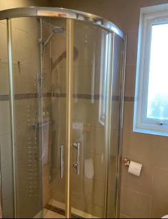 Stunning Studio1, Banstead with free off st parking - 1