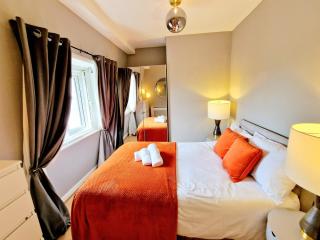 Cosy 3 Bedroom Hyde Park Apartment with 3 Beds plus a Sofa-bed, Building with Elevator, 1 Flight of stairs only to climb - 9