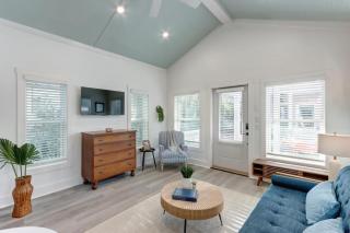 Village on The Bluff: Herrin Hideout by Lucky Savannah - 2