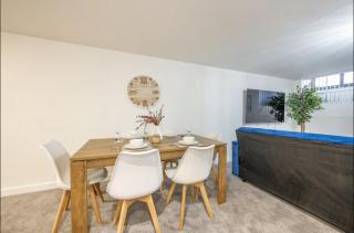 Navy Diamond Apartment in Bradford! - 5