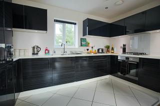 Stylish Apartment with Self-Check-In, Juliet Balcony, Fast WIFI, Smart TVs and Free Parking by Yoko Property - 3