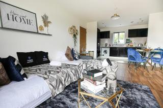 Stylish Apartment with Self-Check-In, Juliet Balcony, Fast WIFI, Smart TVs and Free Parking by Yoko Property - 6