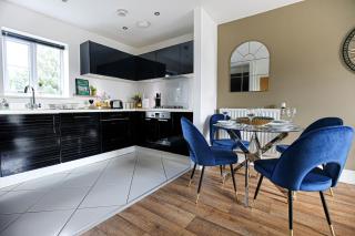 Stylish Apartment with Self-Check-In, Juliet Balcony, Fast WIFI, Smart TVs and Free Parking by Yoko Property - 5