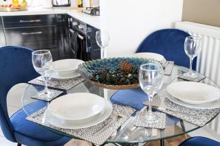 Stylish Apartment with Self-Check-In, Juliet Balcony, Fast WIFI, Smart TVs and Free Parking by Yoko Property - 4