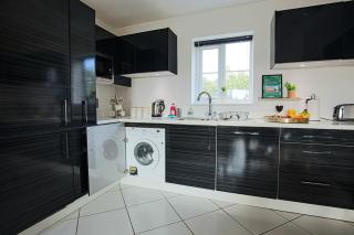 Stylish Apartment with Self-Check-In, Juliet Balcony, Fast WIFI, Smart TVs and Free Parking by Yoko Property - 2