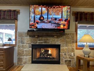 Midtown Meadow Cabin - 7