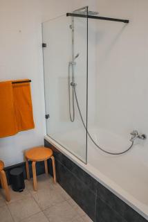 Stylish accommodation with dressing room & workspace - 7