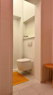Stylish accommodation with dressing room & workspace - 4