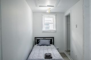 Bright 3 BDRM Unit Perfect for Longer Stays - 7