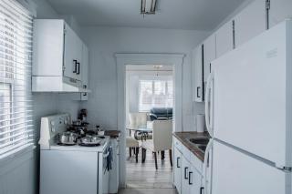 Bright 3 BDRM Unit Perfect for Longer Stays - 1