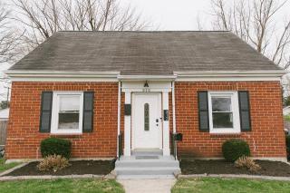 "The Carlisle" WARM MODERN STAY w/ Yard -Greyline - 4