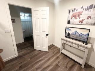 Cozy Moonridge Cabin - Couples, Walk to Shops, Fenced Yard, BBQ - 9