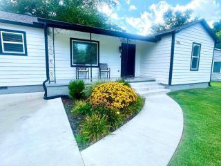 The McKinney dentrally located a few blocks from Emma St and Downtown four bedrooms - 8