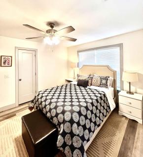 The McKinney dentrally located a few blocks from Emma St and Downtown four bedrooms - 1