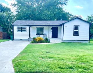 The McKinney dentrally located a few blocks from Emma St and Downtown four bedrooms - 6