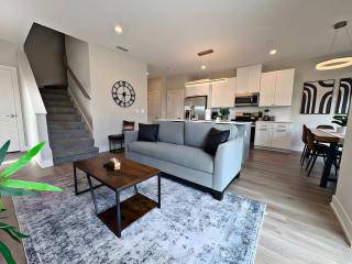 Modern 4BR Townhouse with Parking & Lake Views - 6