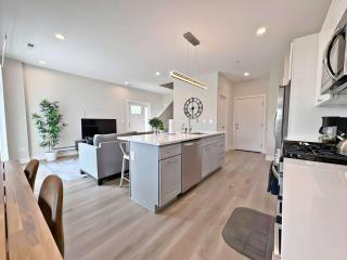 Modern 4BR Townhouse with Parking & Lake Views - 4