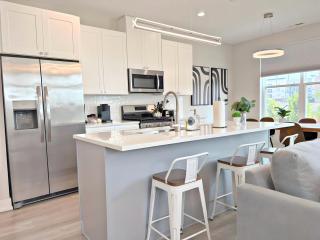 Modern 4BR Townhouse with Parking & Lake Views - 2