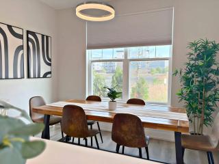 Modern 4BR Townhouse with Parking & Lake Views - WVille rep 4 - 1