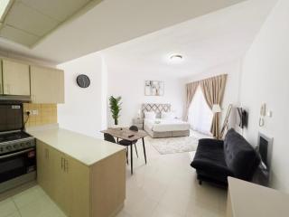 Spacious Studio Retreat in Bab Al Bahr - 5
