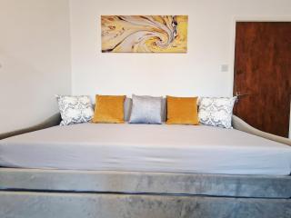 Modern flat in an affluent area for up to 6 guests - 5