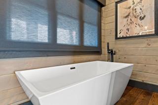 Ultra Luxury Cabin, Stunning Mtn Views, Game room - 4