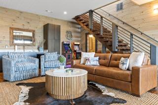 Ultra Luxury Cabin, Stunning Mtn Views, Game room - 3