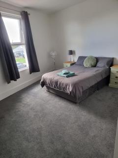 4 double bedroom house with private ample parking - 4