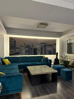 Chic & Spacious Apartment in Heart of City - 0