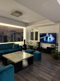 Chic & Spacious Apartment in Heart of City - 5